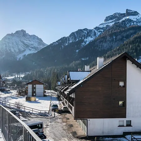 Contrin Aparthotel 3*