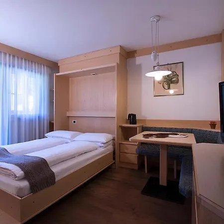 Ξενοδοχείο με διαμερίσματα Contrin 3*